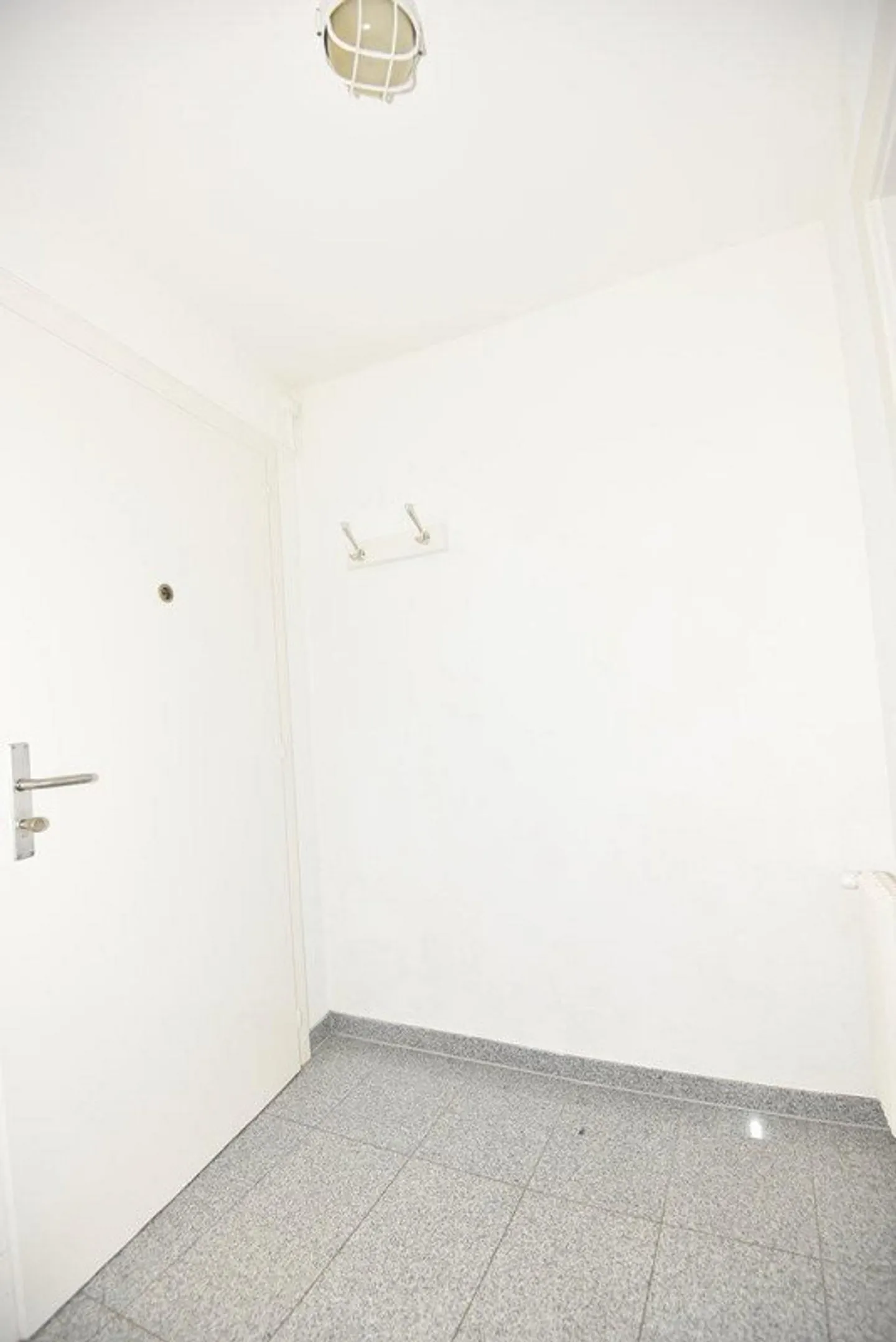 Nice 1-room apartment on the 2nd floor close to the train station - Photo 7 of 8