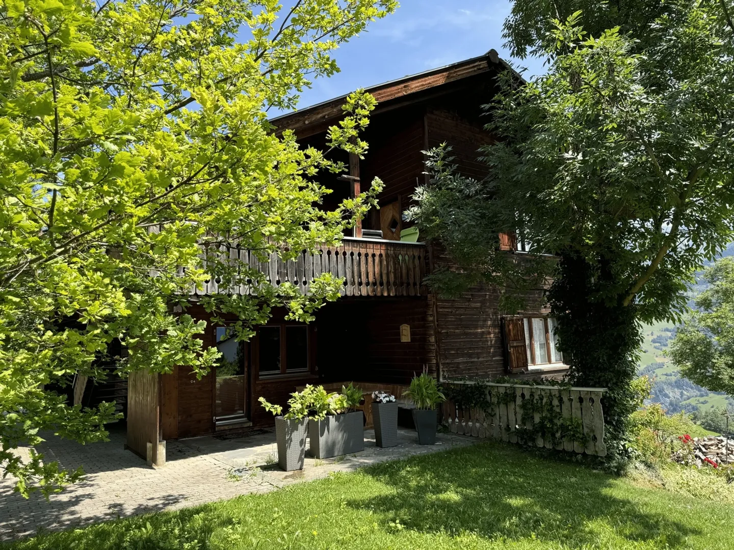 Opportunité unique à Morissen - Lumnezia / Belle maison de 2 familles avec vue magnifique sur les montagnes à vendre - Photo 1 sur 13