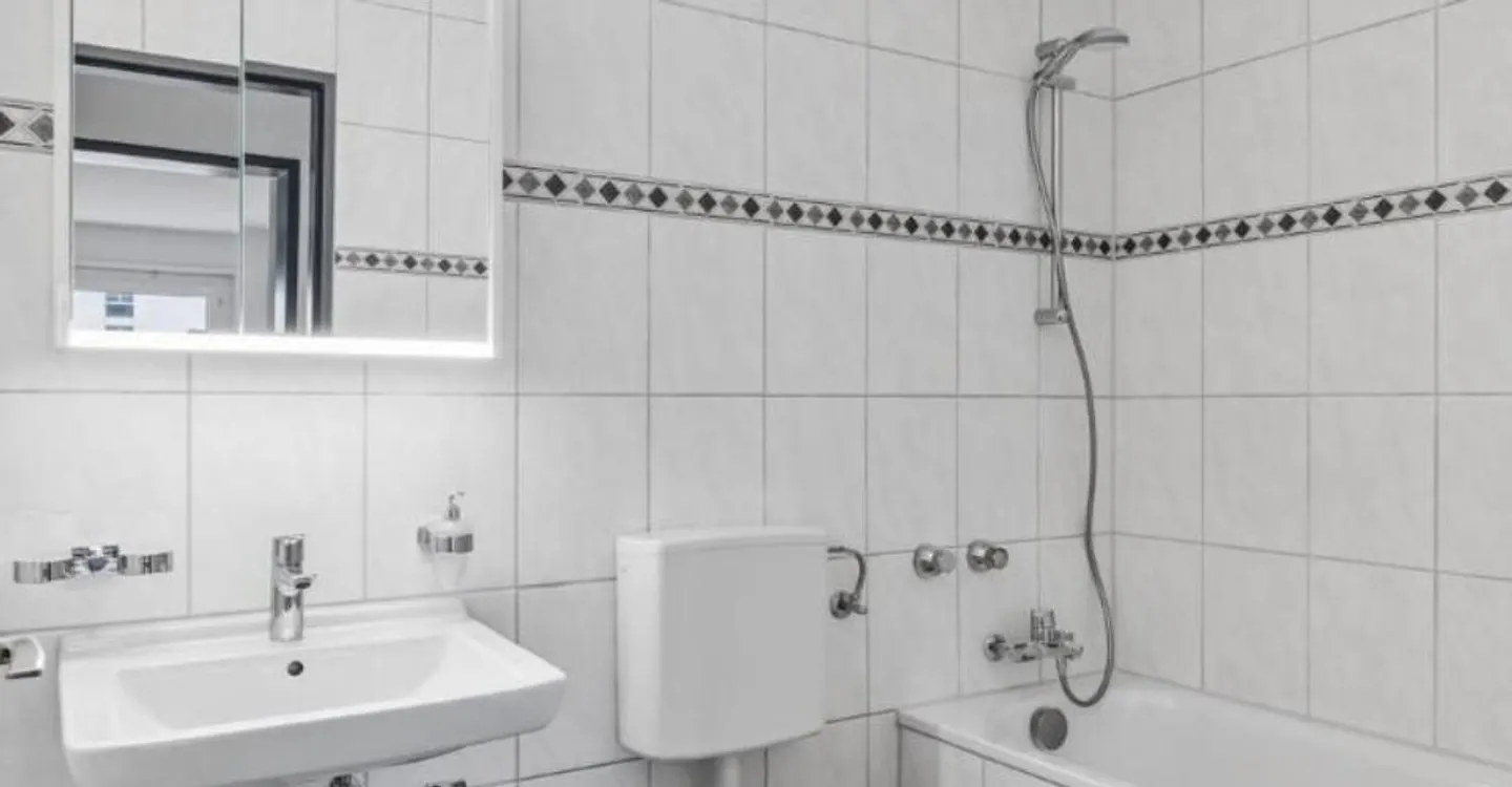 Central location - renovated bathroom - balcony - Photo 4 of 7
