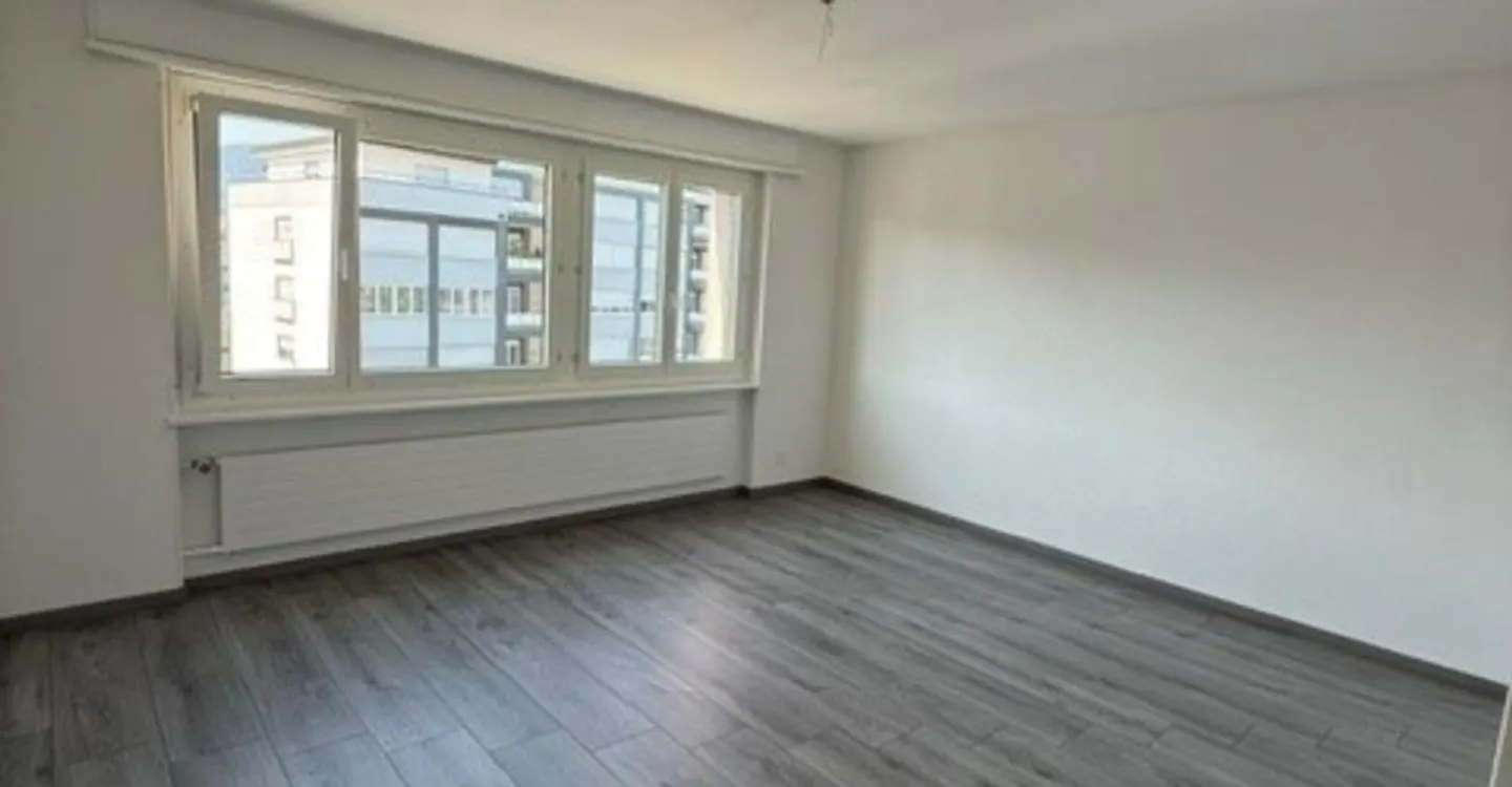 Central location - renovated bathroom - balcony - Photo 2 of 7