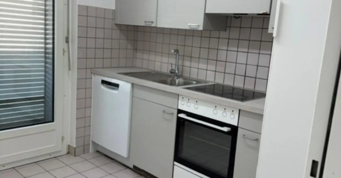 Central location - renovated bathroom - balcony - Photo 3 of 7