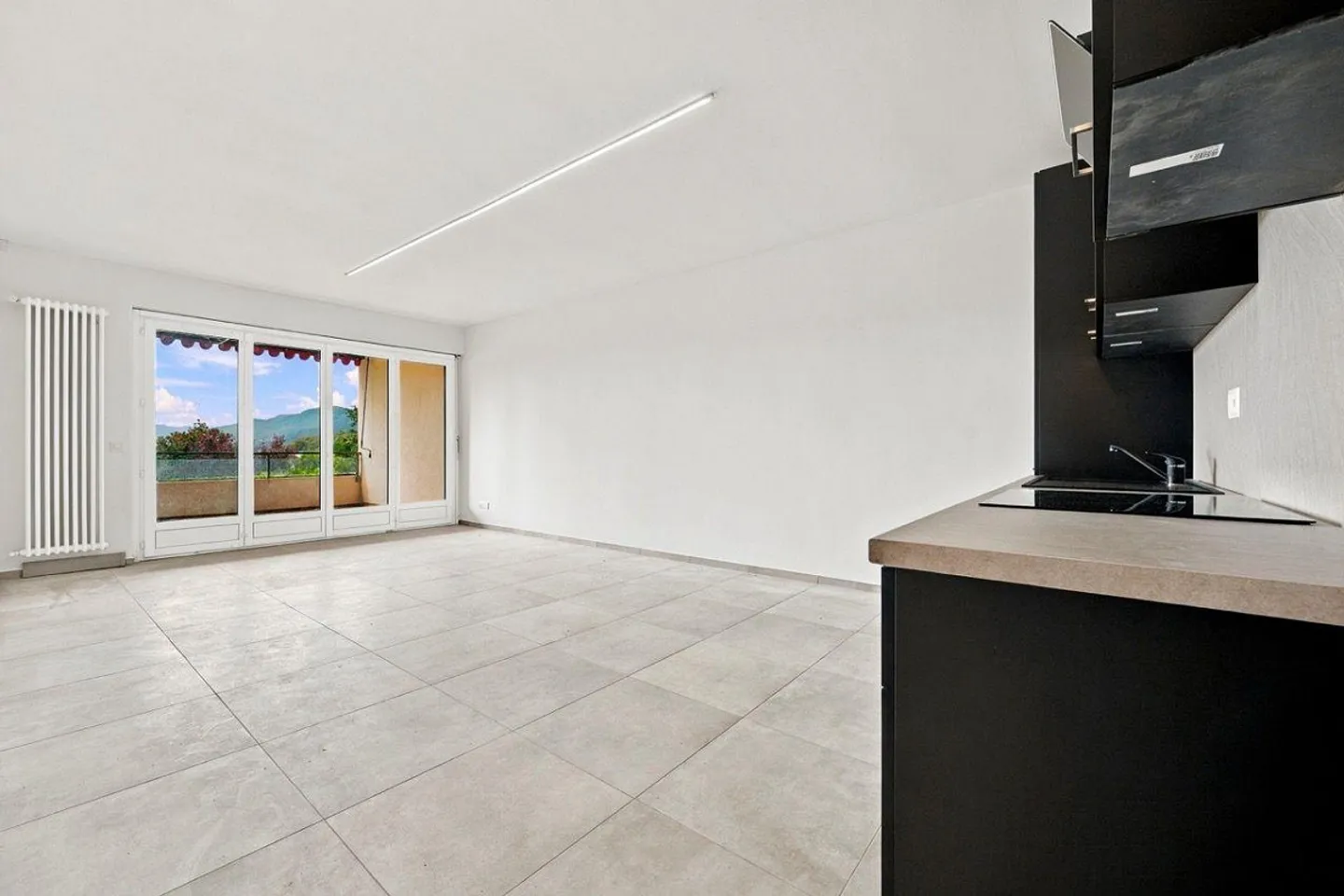 Renovated apartment in residence with swimming pool - Photo 6 of 12