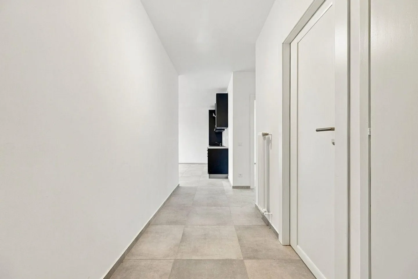 Renovated apartment in residence with swimming pool - Photo 7 of 12