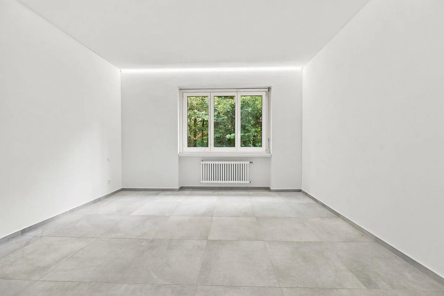 Renovated apartment in residence with swimming pool - Photo 9 of 12