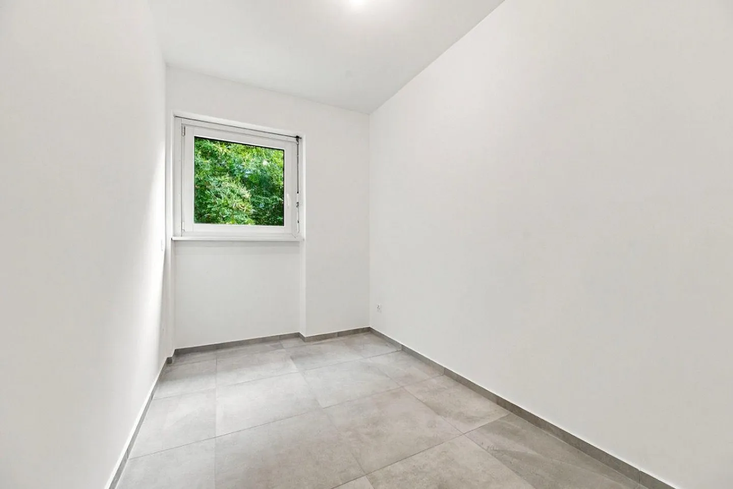Renovated apartment in residence with swimming pool - Photo 10 of 12