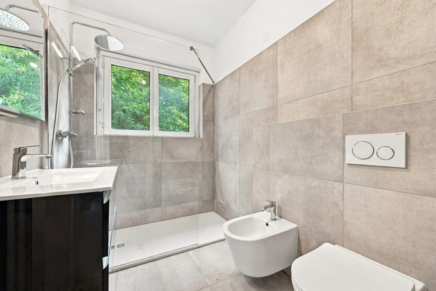 Renovated apartment in residence with swimming pool - Photo 11 of 12