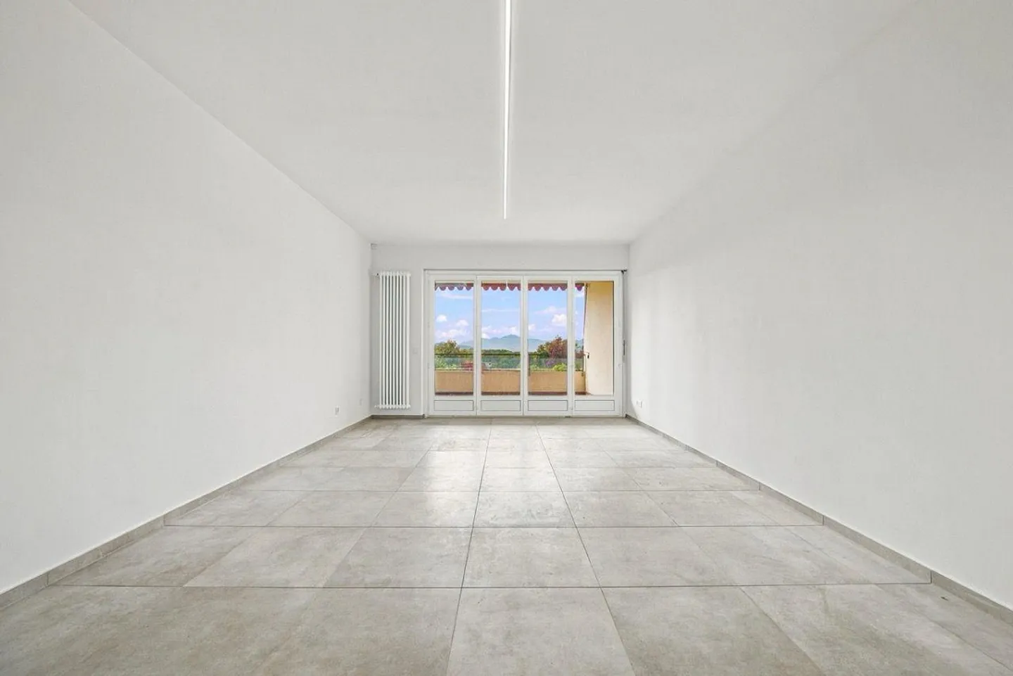 Renovated apartment in residence with swimming pool - Photo 3 of 12