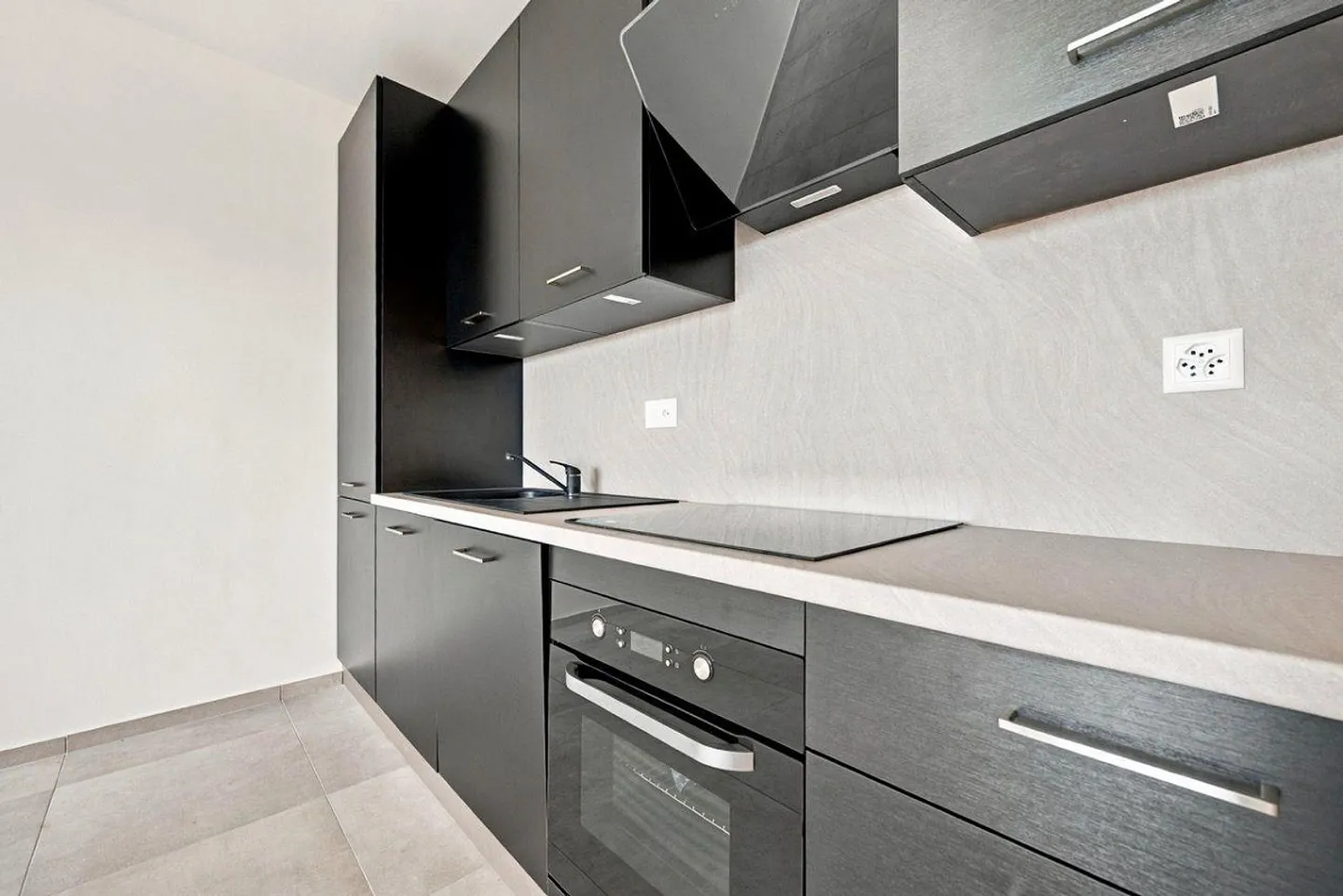 Renovated apartment in residence with swimming pool - Photo 5 of 12