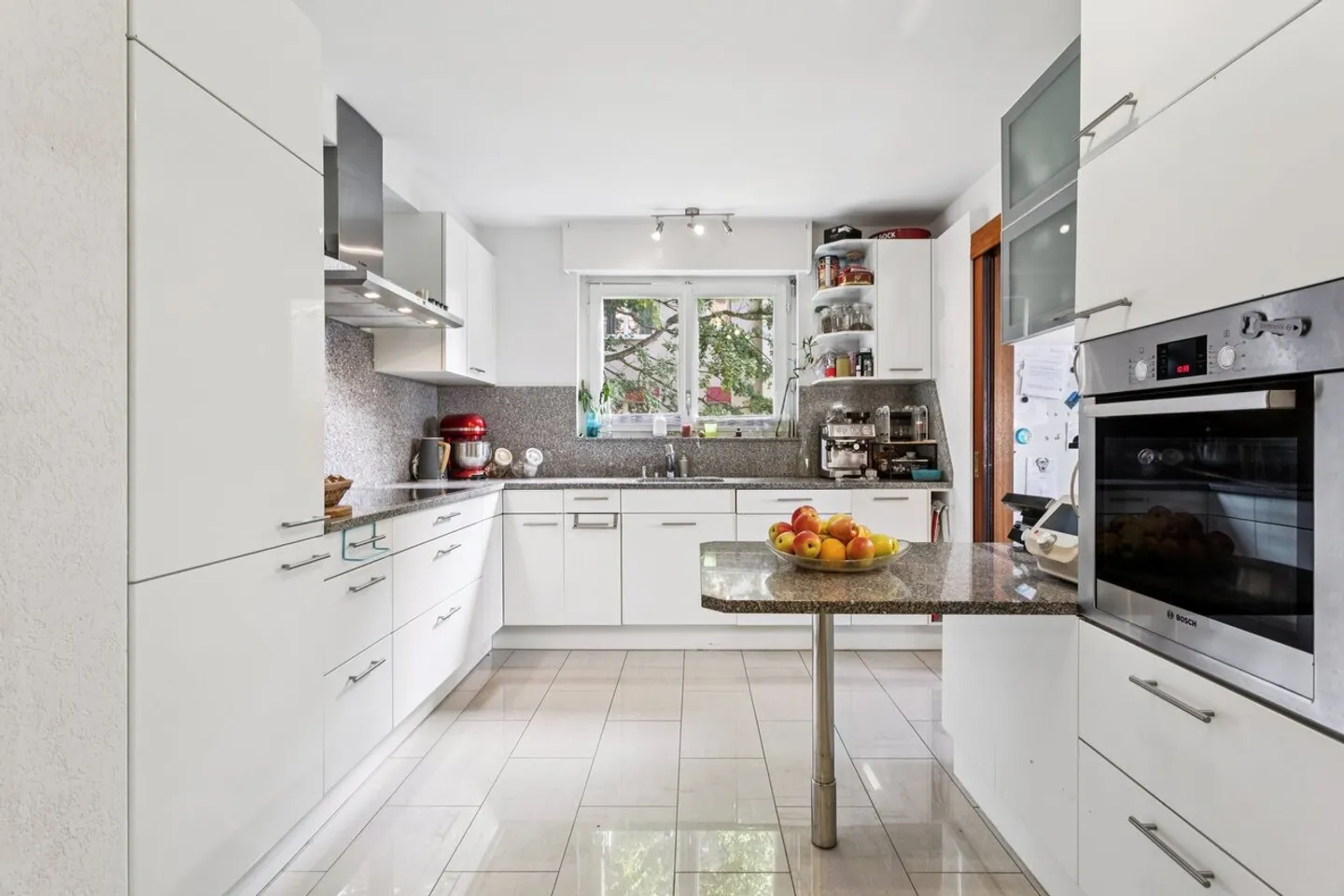 Comfortable and bright ground floor apartment - Photo 3 of 10