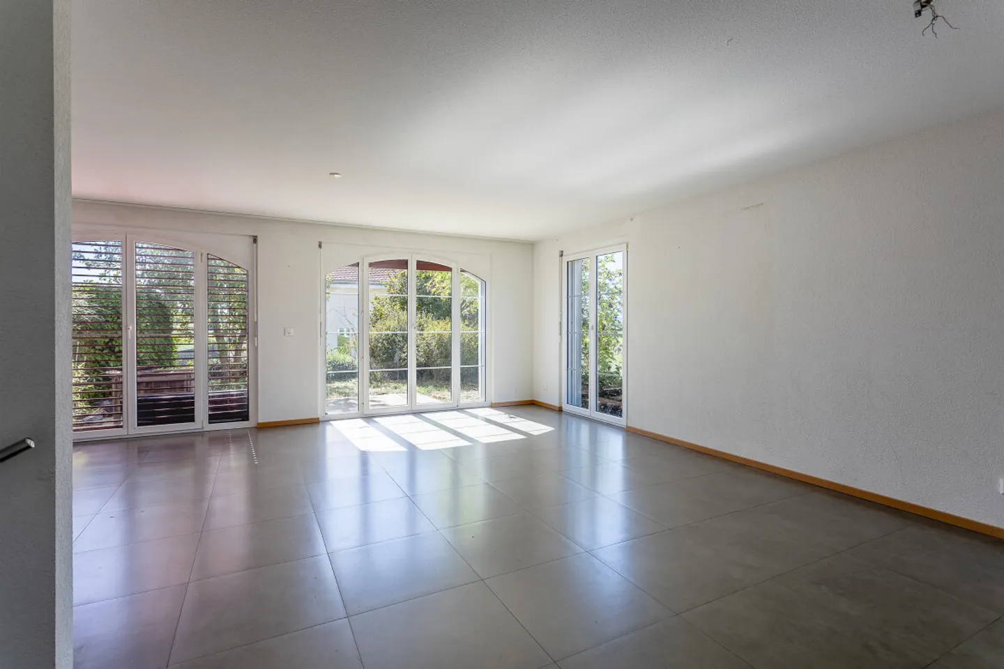 VILLA 5.5 ROOMS IN CHAVORNAY AVAILABLE IMMEDIATELY! - Photo 5 of 13