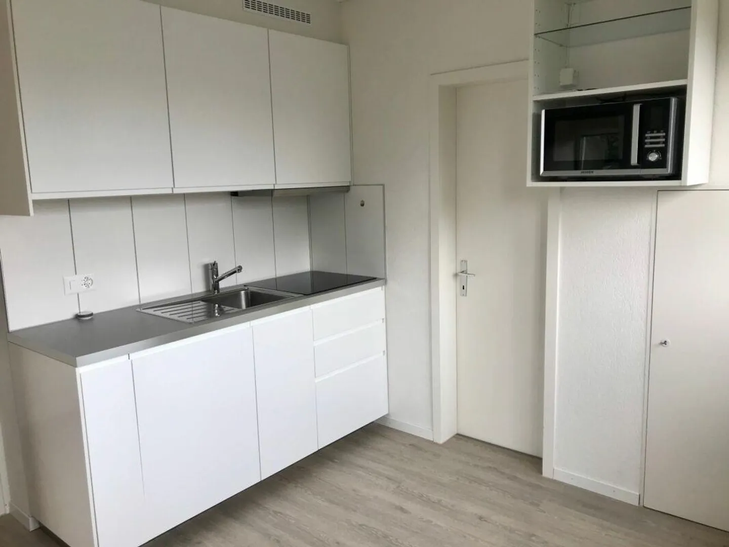 Charmante appartement de toit 1.5 pièces pour un séjour agréable - Photo 2 sur 9
