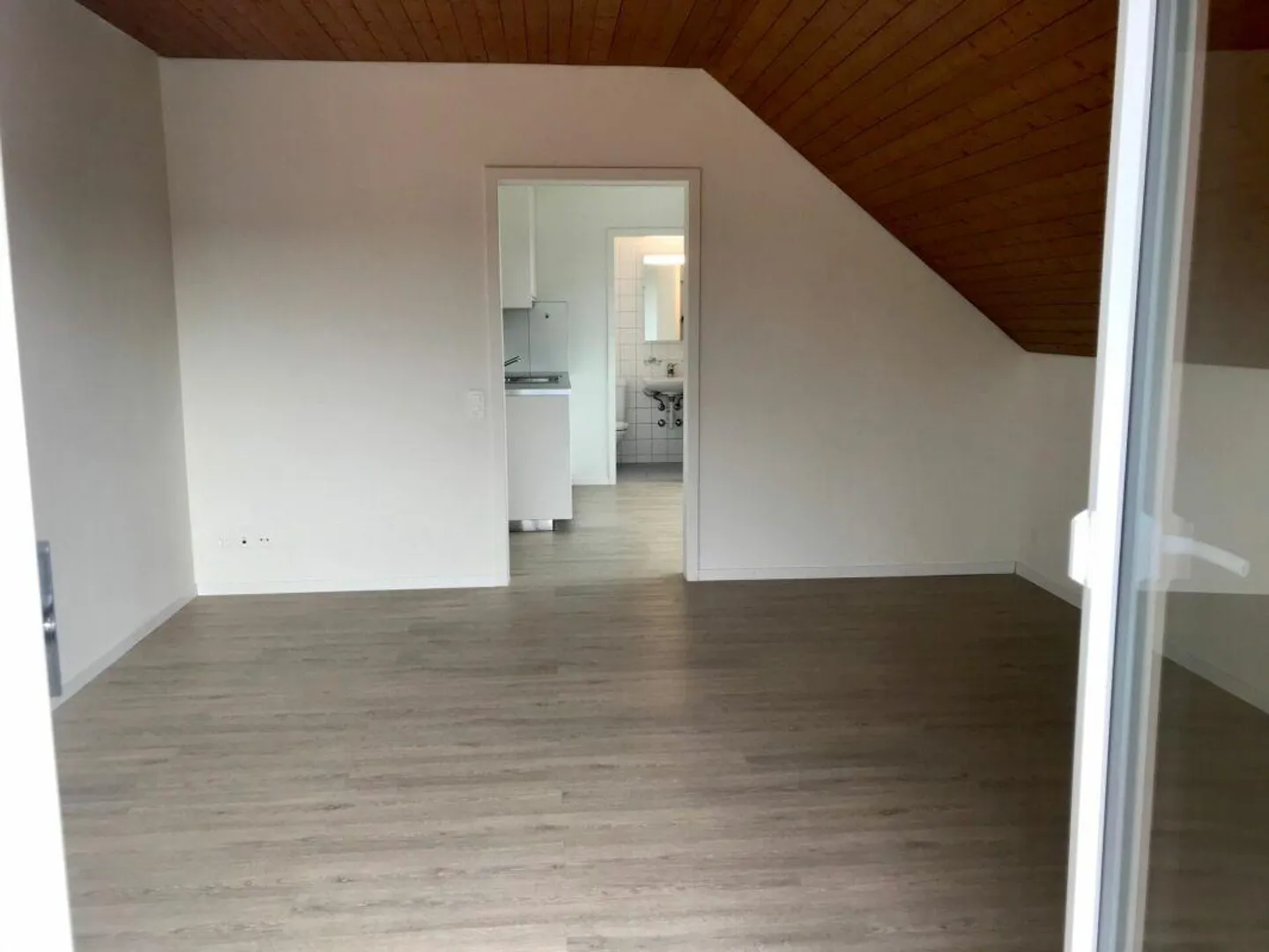 Charmante appartement de toit 1.5 pièces pour un séjour agréable - Photo 7 sur 9