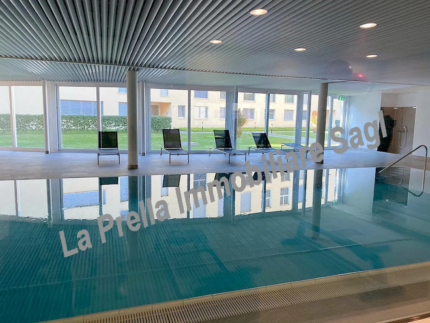 Mendrisio, 2.5 rooms with swimming pool, wellness and park - Photo 3 of 13