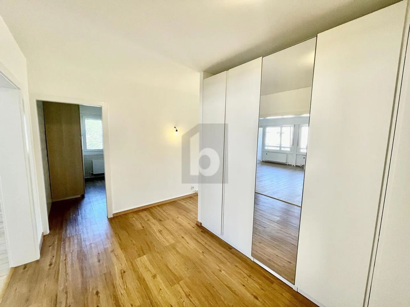 SPAZIOSO, LUMINOSO CON GRANDE SOGGIORNO E BALCONE - Foto 3 di 6