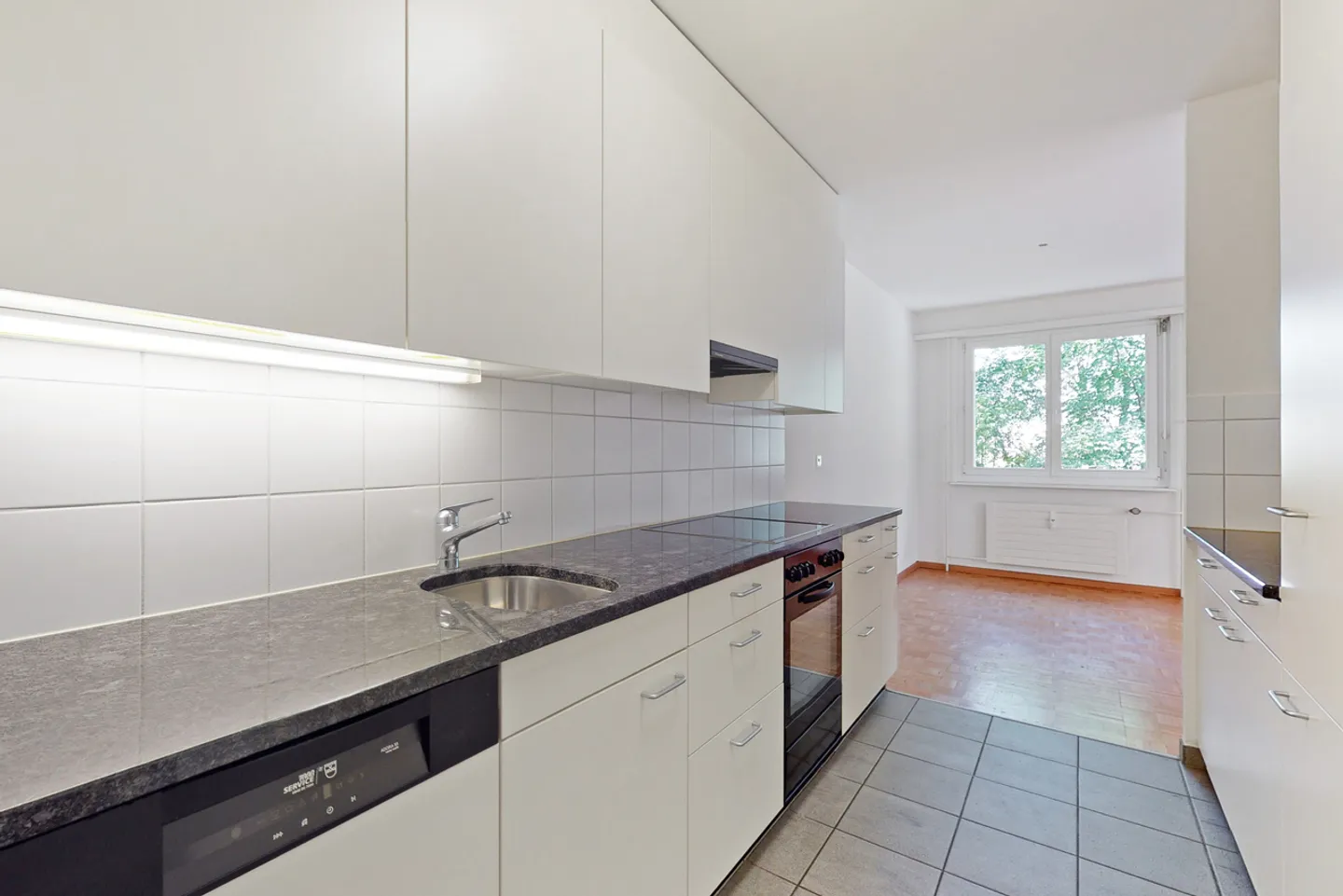 Helle Wohnung mit moderner Küche - Foto 3 von 10