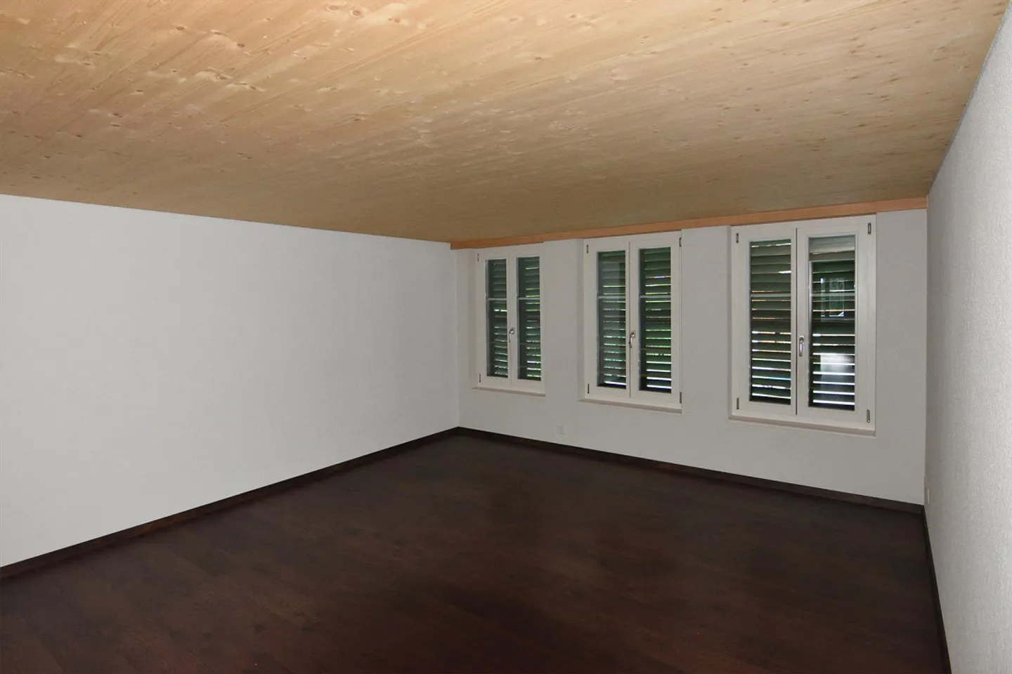 Schöne 3.5 Zimmer Wohnung in Holzhaus - Foto 2 di 14