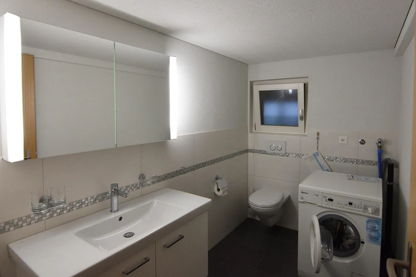 Schöne 3.5 Zimmer Wohnung in Holzhaus - Foto 3 di 14