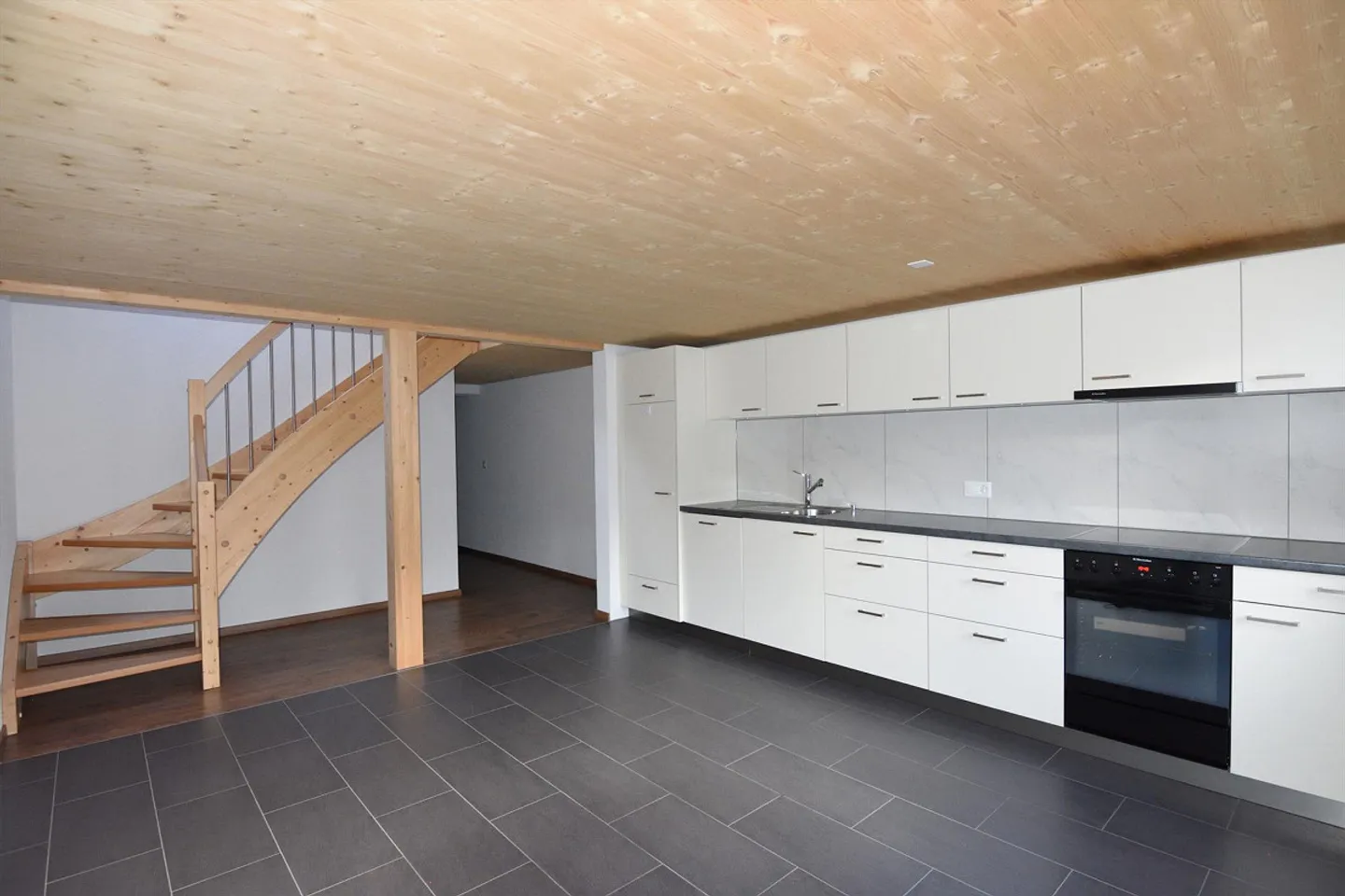 Schöne 3.5 Zimmer Wohnung in Holzhaus - Foto 1 di 14