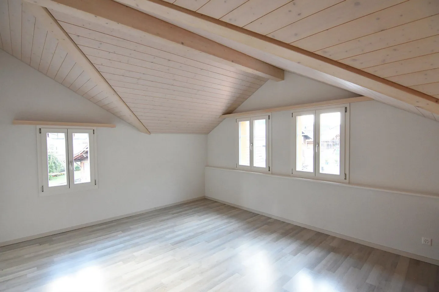 Schöne 3.5 Zimmer Wohnung in Holzhaus - Foto 4 di 14