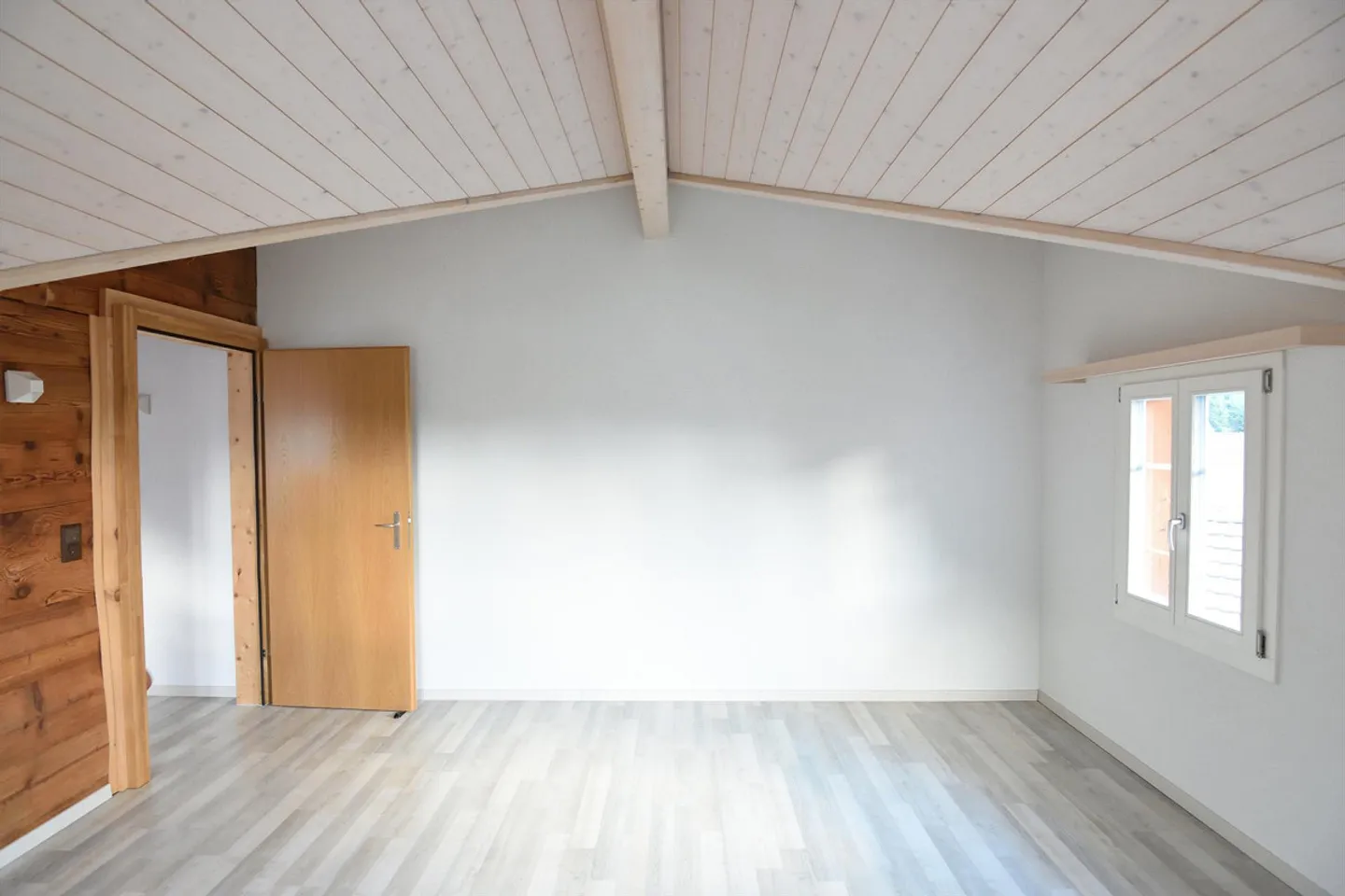 Schöne 3.5 Zimmer Wohnung in Holzhaus - Foto 5 di 14