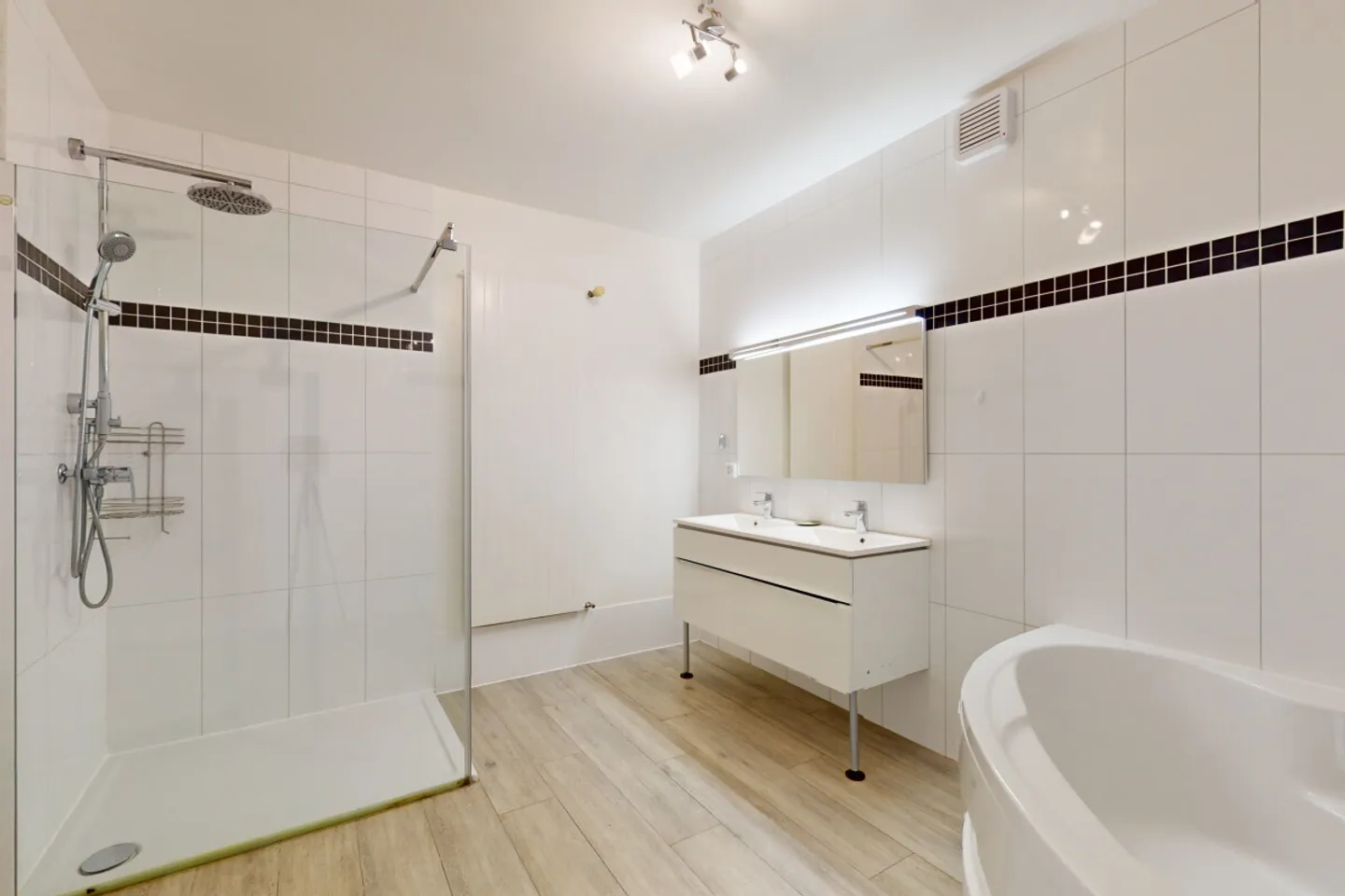 Duplex with garden, huge cellar and 2 covered parking spaces - Photo 4 of 9