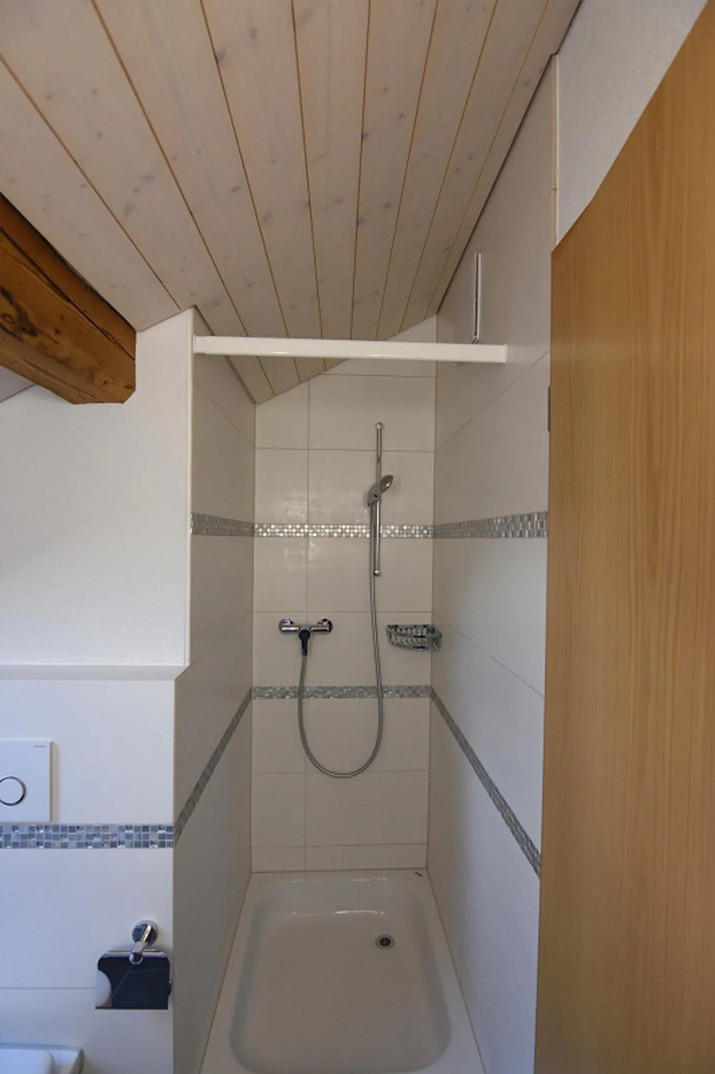 Schöne 3.5 Zimmer Wohnung in Holzhaus - Foto 9 di 14