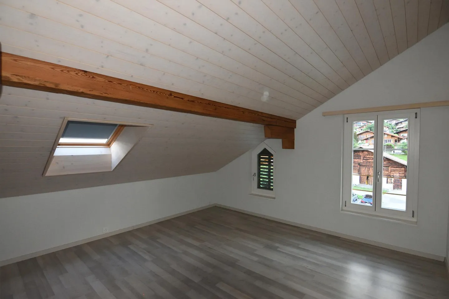 Schöne 3.5 Zimmer Wohnung in Holzhaus - Foto 7 di 14
