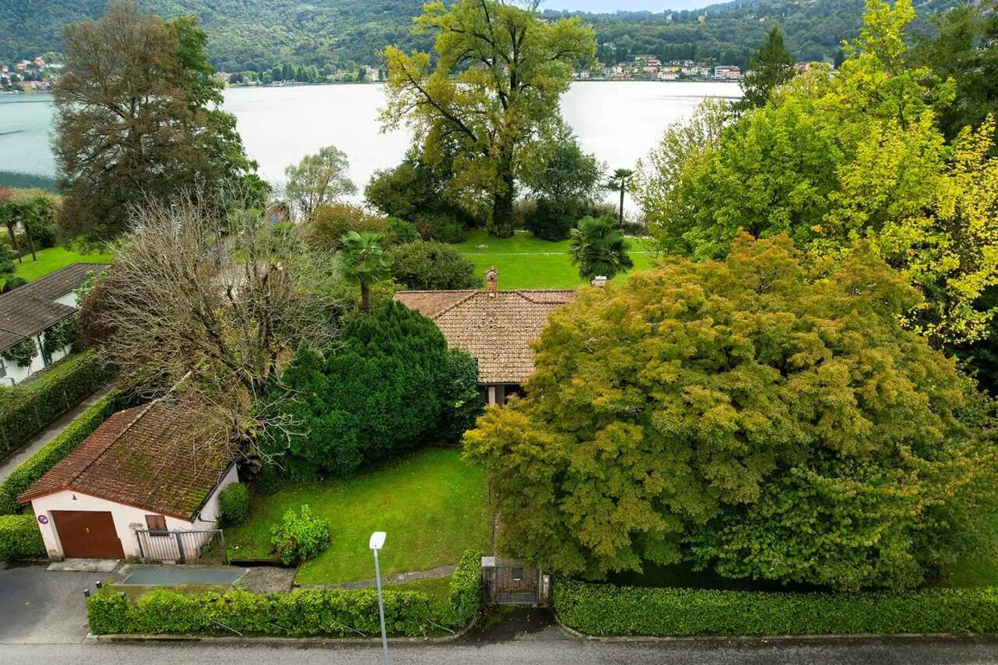 Am Ufer des Sees: flaches Land mit großem Baupotenzial... - Foto 1 von 4