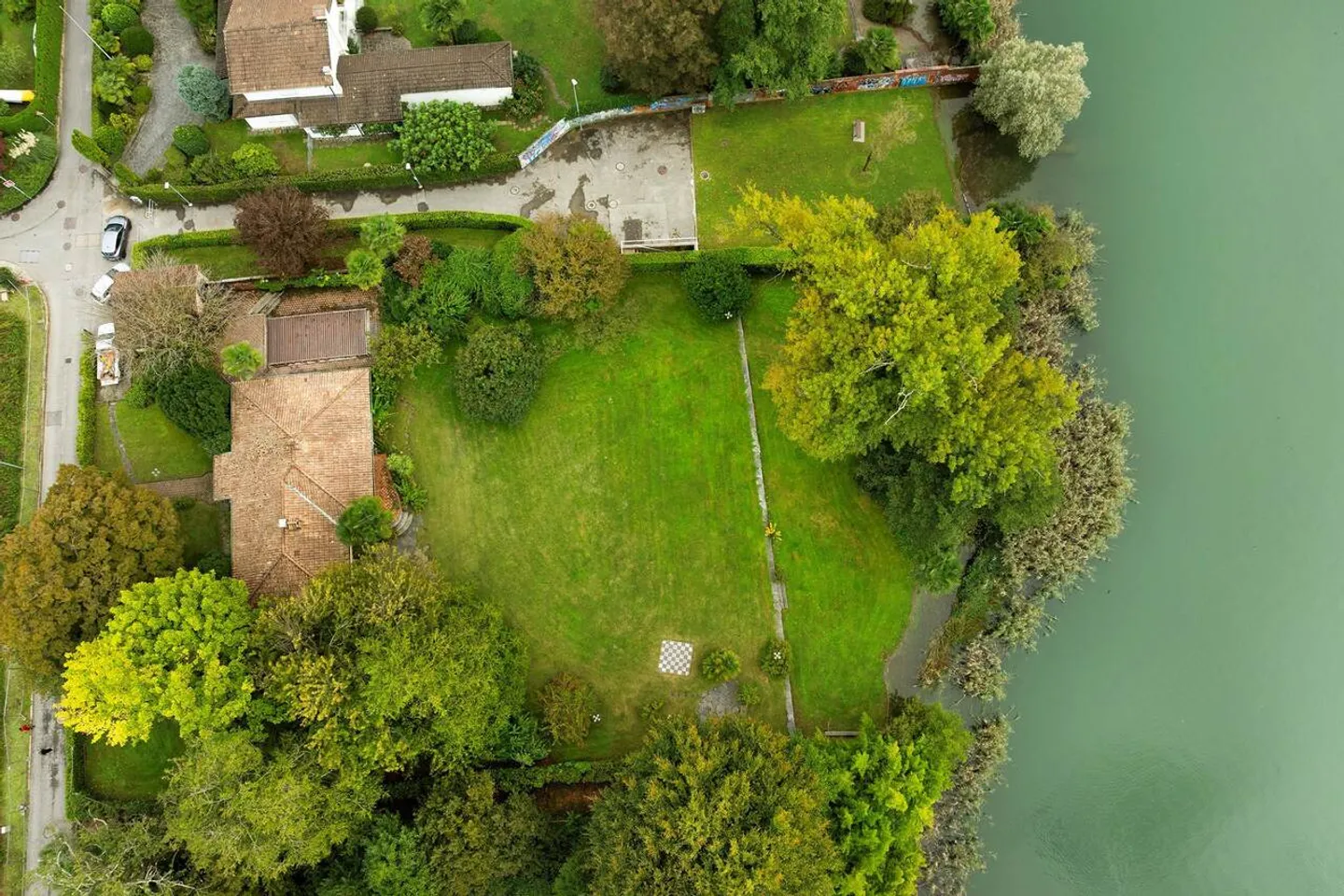Am Ufer des Sees: flaches Land mit großem Baupotenzial... - Foto 2 von 4