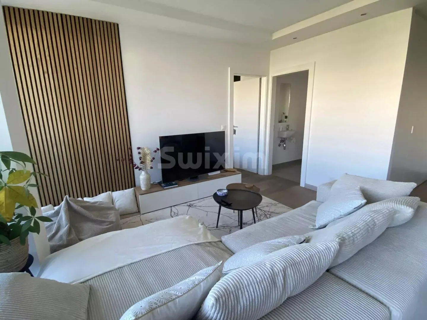 Beautiful renovated apartment with unobstructed view - Photo 1 of 6