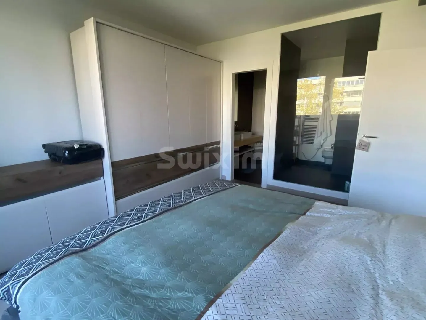 Beautiful renovated apartment with unobstructed view - Photo 5 of 6