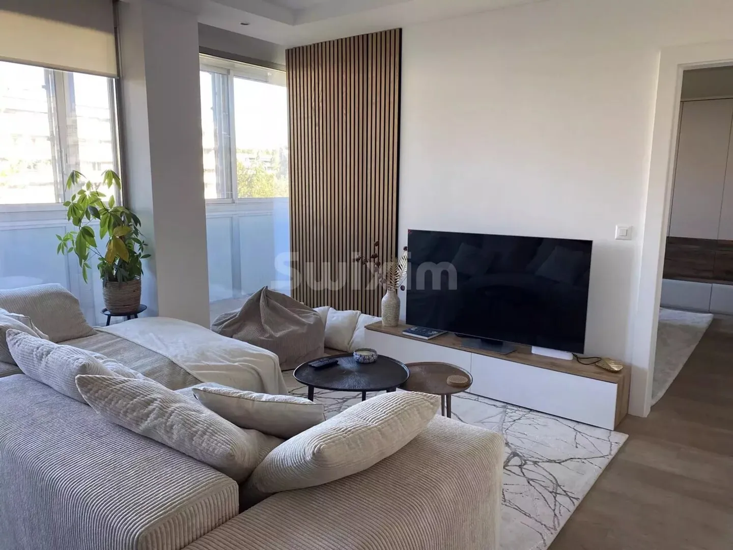 Beautiful renovated apartment with unobstructed view - Photo 3 of 6