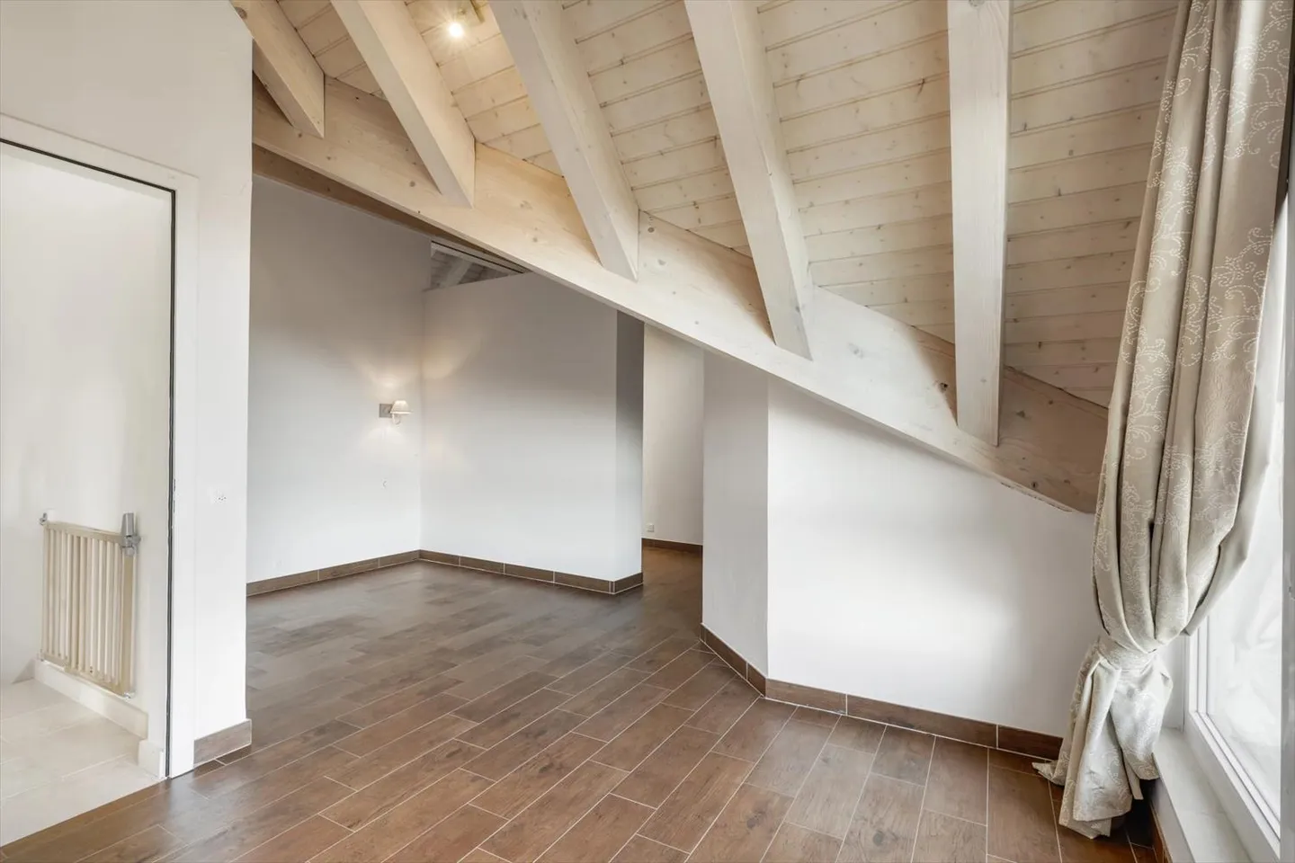 Sumptuous duplex apartment in Colombier - Rare for sale - Photo 4 sur 12