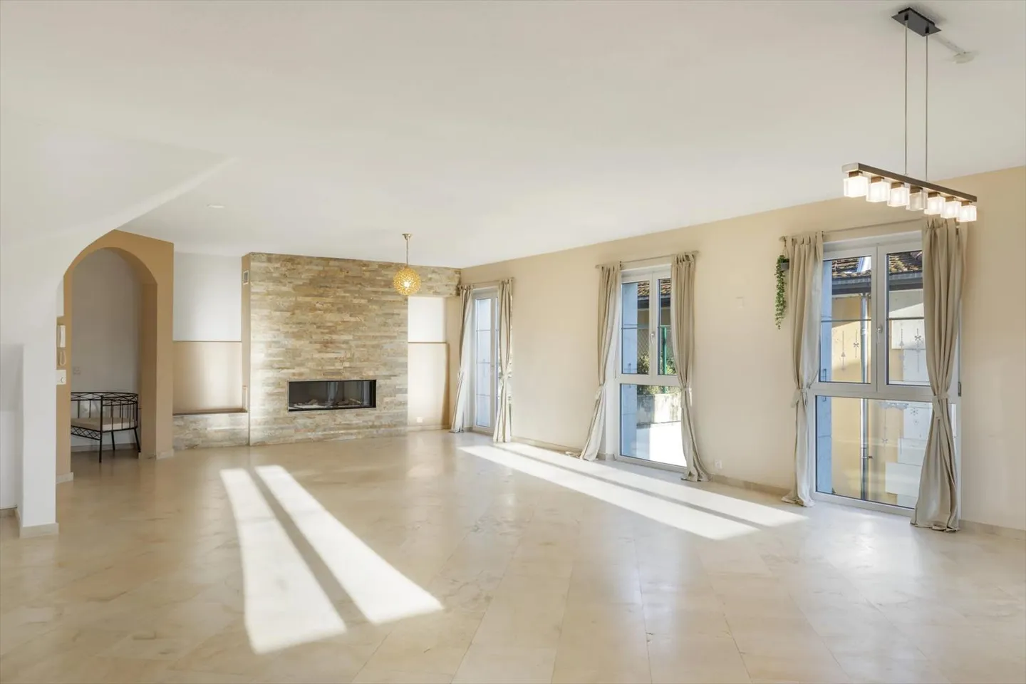 Sumptuous duplex apartment in Colombier - Rare for sale - Photo 2 sur 12