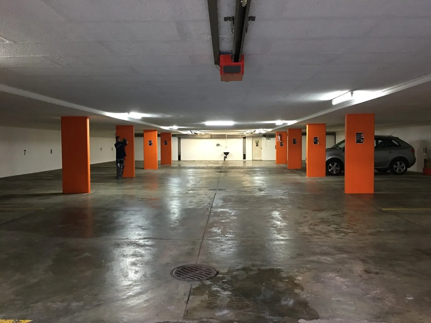 Motorradparkplatz zu vermieten - Foto 2 von 3