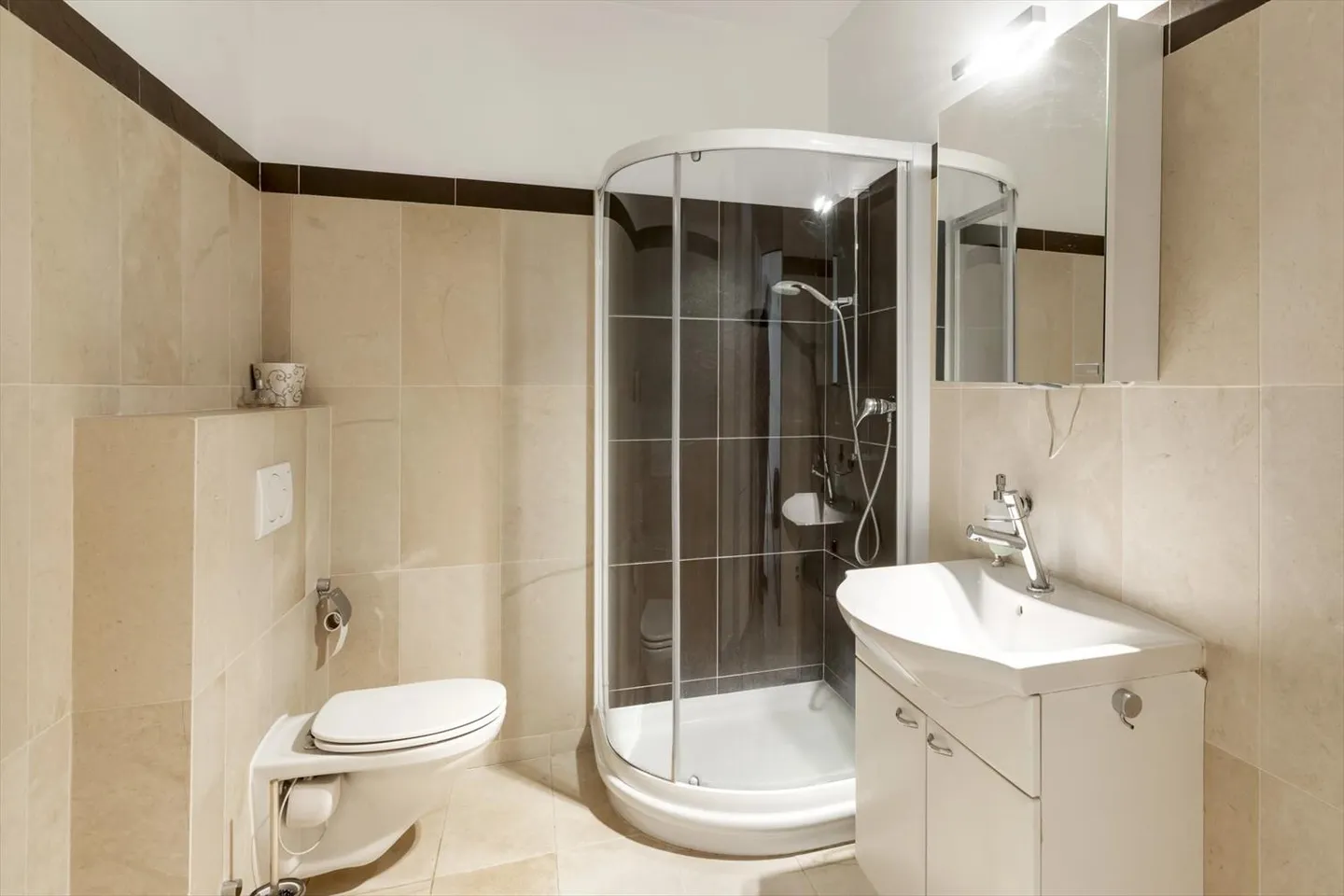 Sumptuous duplex apartment in Colombier - Rare for sale - Photo 8 sur 12