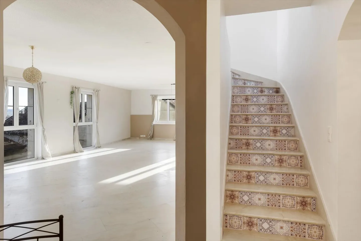 Sumptuous duplex apartment in Colombier - Rare for sale - Photo 9 sur 12