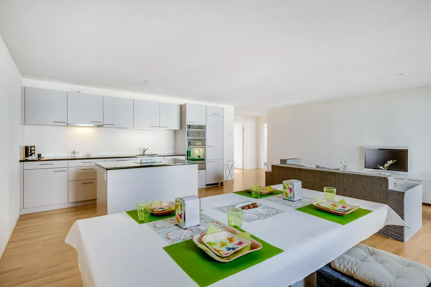 Tolle Wohnung mit grossem Balkon - Foto 3 von 13