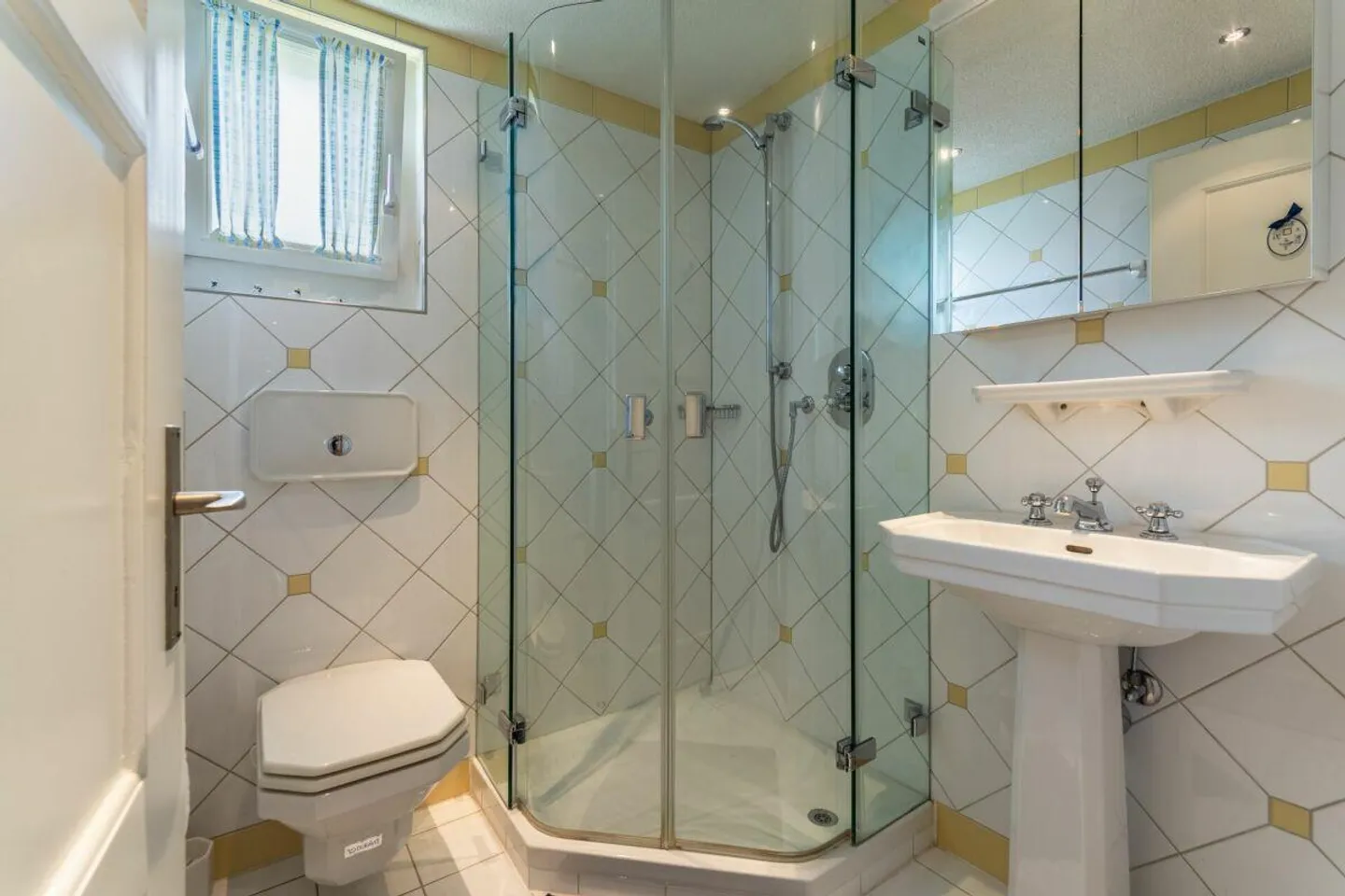 Semi-Detached House with Apartment - Photo 8 of 21