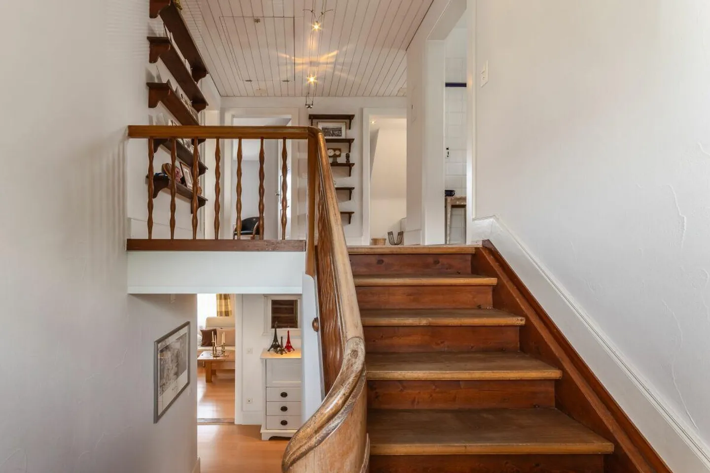 Semi-Detached House with Apartment - Photo 9 of 21