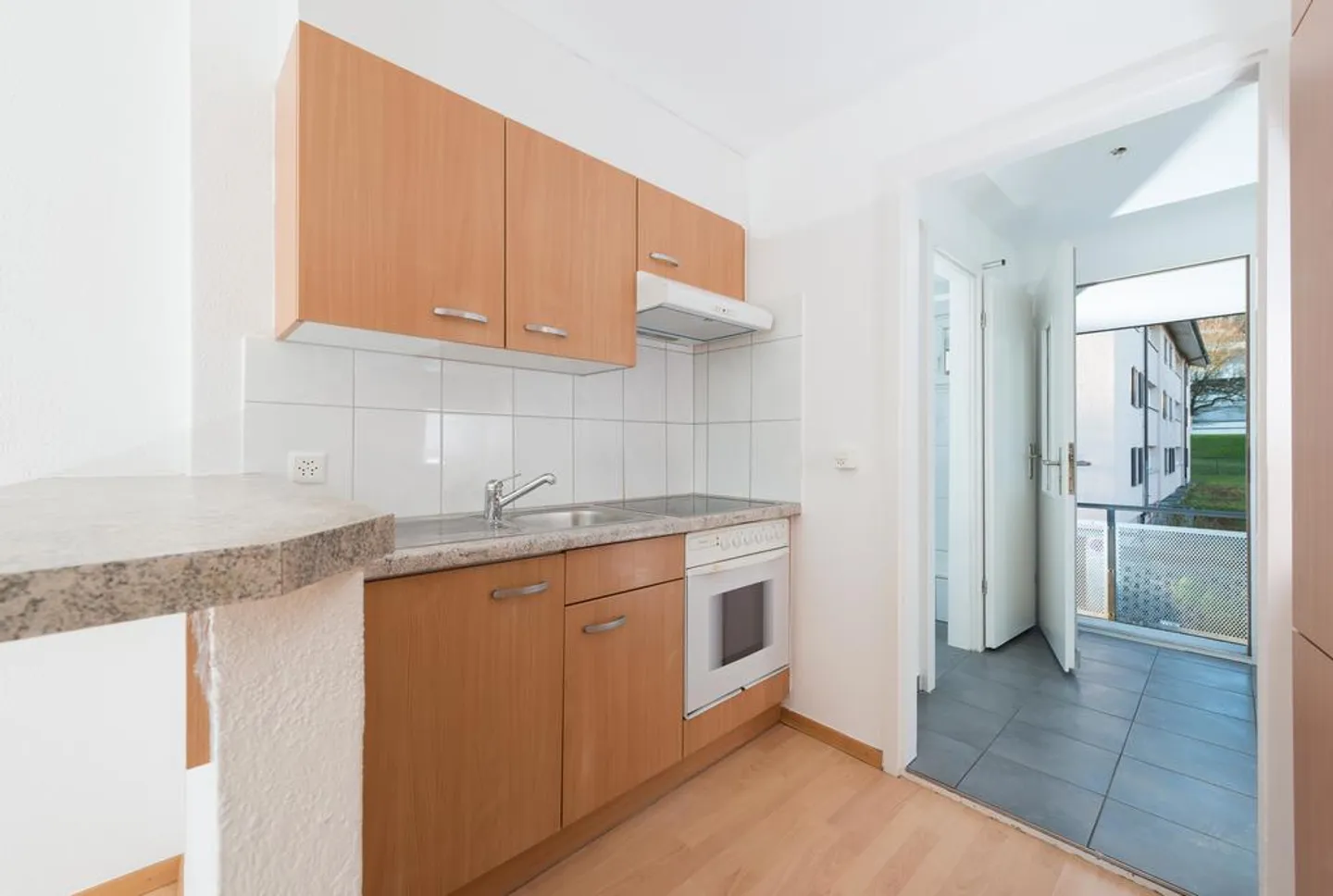 Bright 3-room apartment near recreational area - Photo 3 of 11