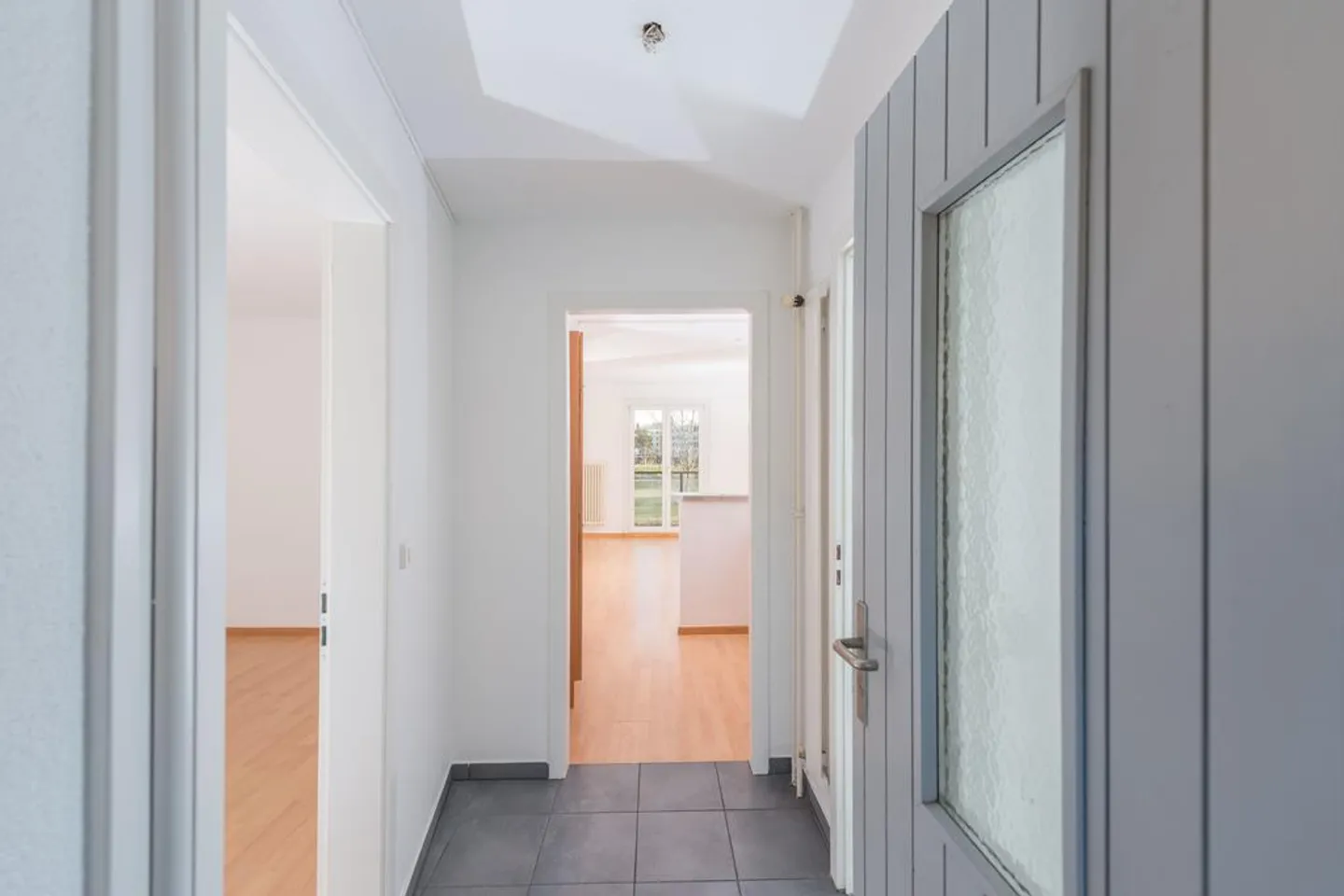Bright 3-room apartment near recreational area - Photo 10 of 11
