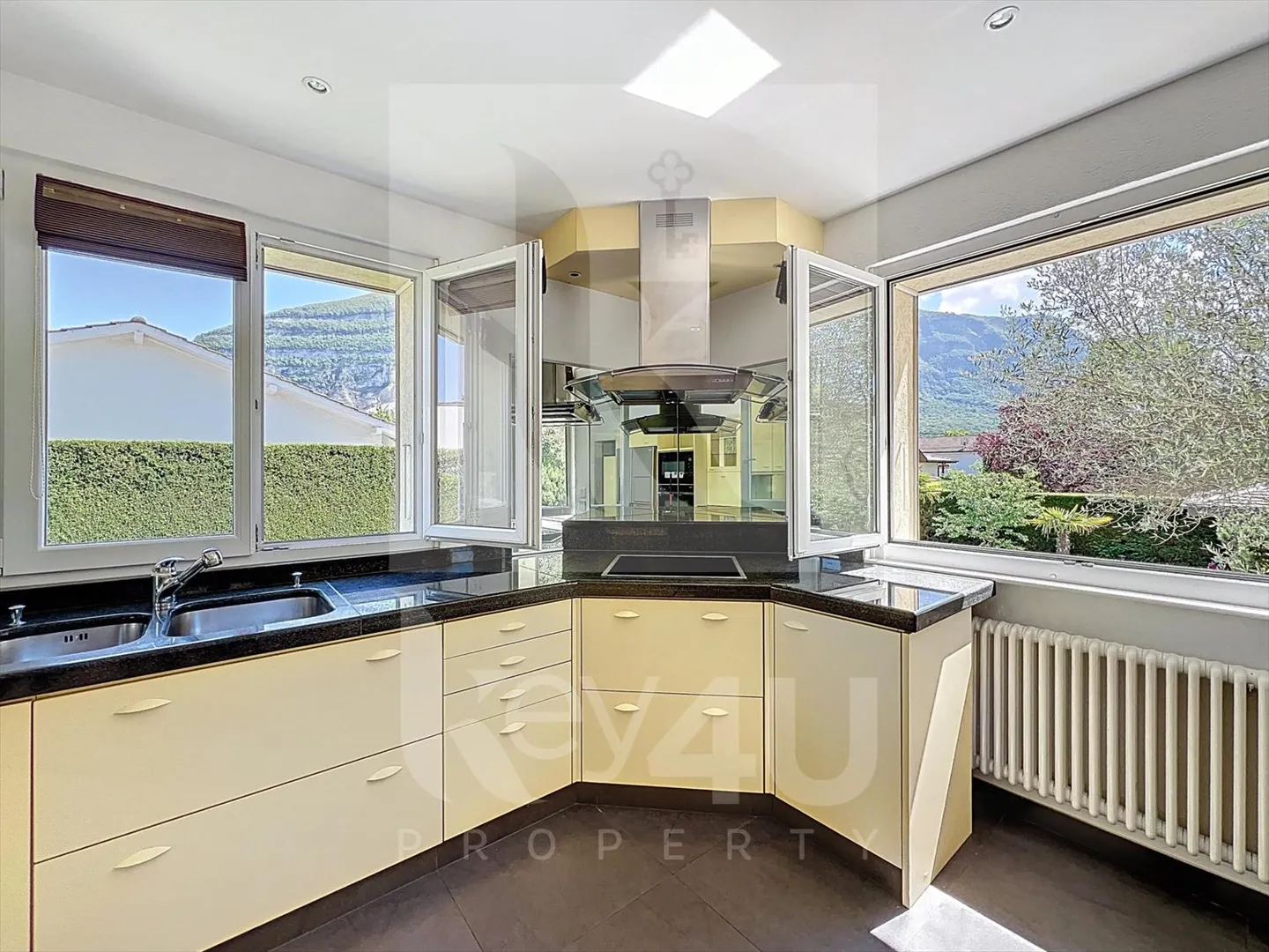 Veyrier ? Spacious family villa with pool, quiet and unobstructed view - Photo 4 of 10