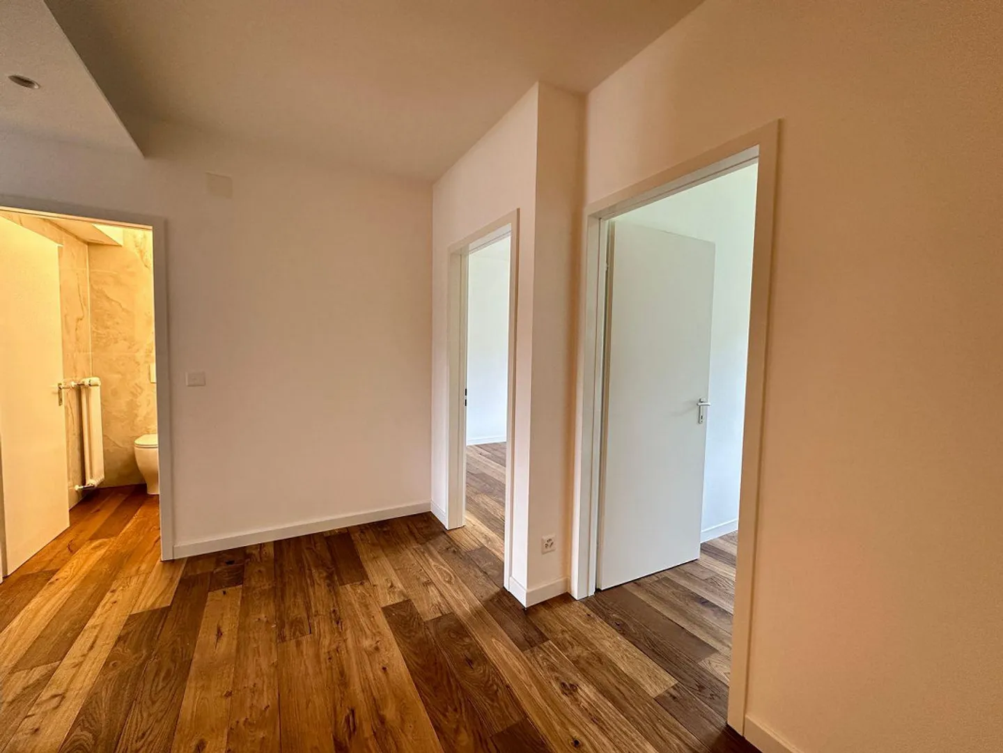 Appartamento funzionale 3,5 locali con cucina aperta, studio e posto auto incluso - Foto 2 di 8
