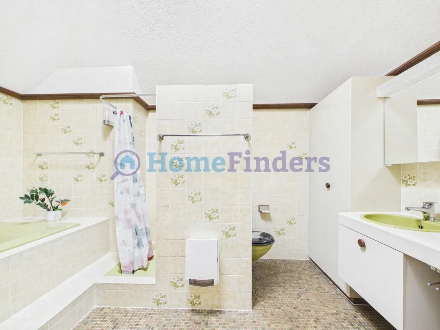 Spacious Family Home with Pool - Photo 11 of 13