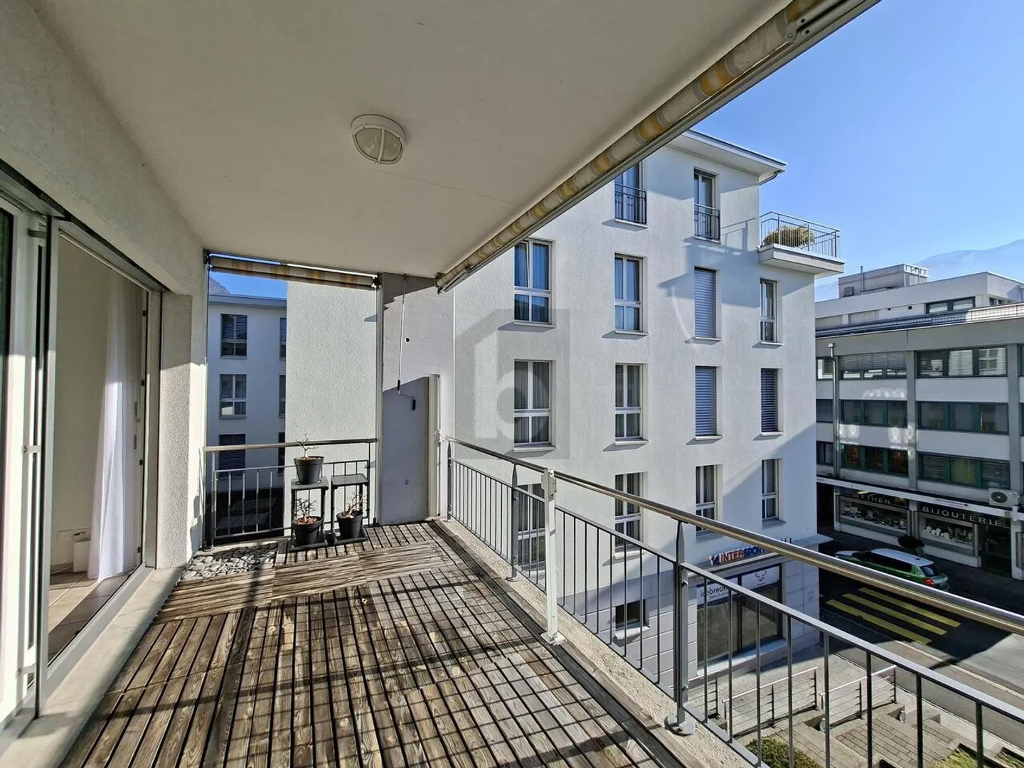 LIVE CENTRAL AND RELAXED! - Photo 5 of 6