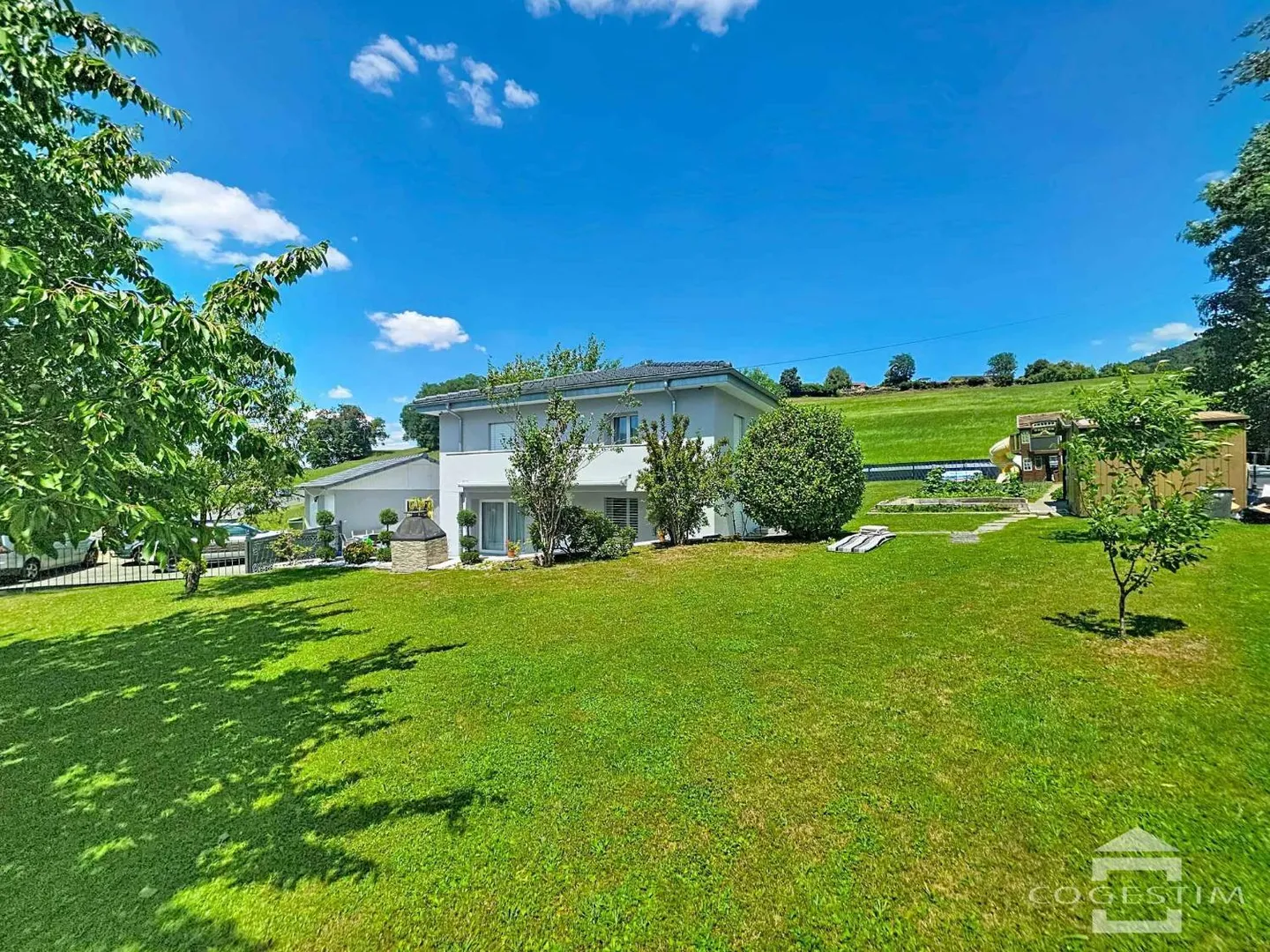 Renovated individual villa with large plot and unobstructed view - Photo 1 of 13