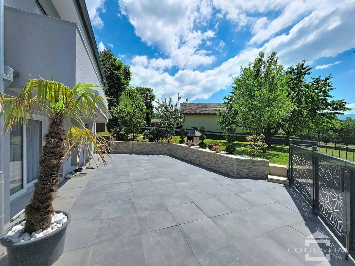 Renovated individual villa with large plot and unobstructed view - Photo 4 of 13