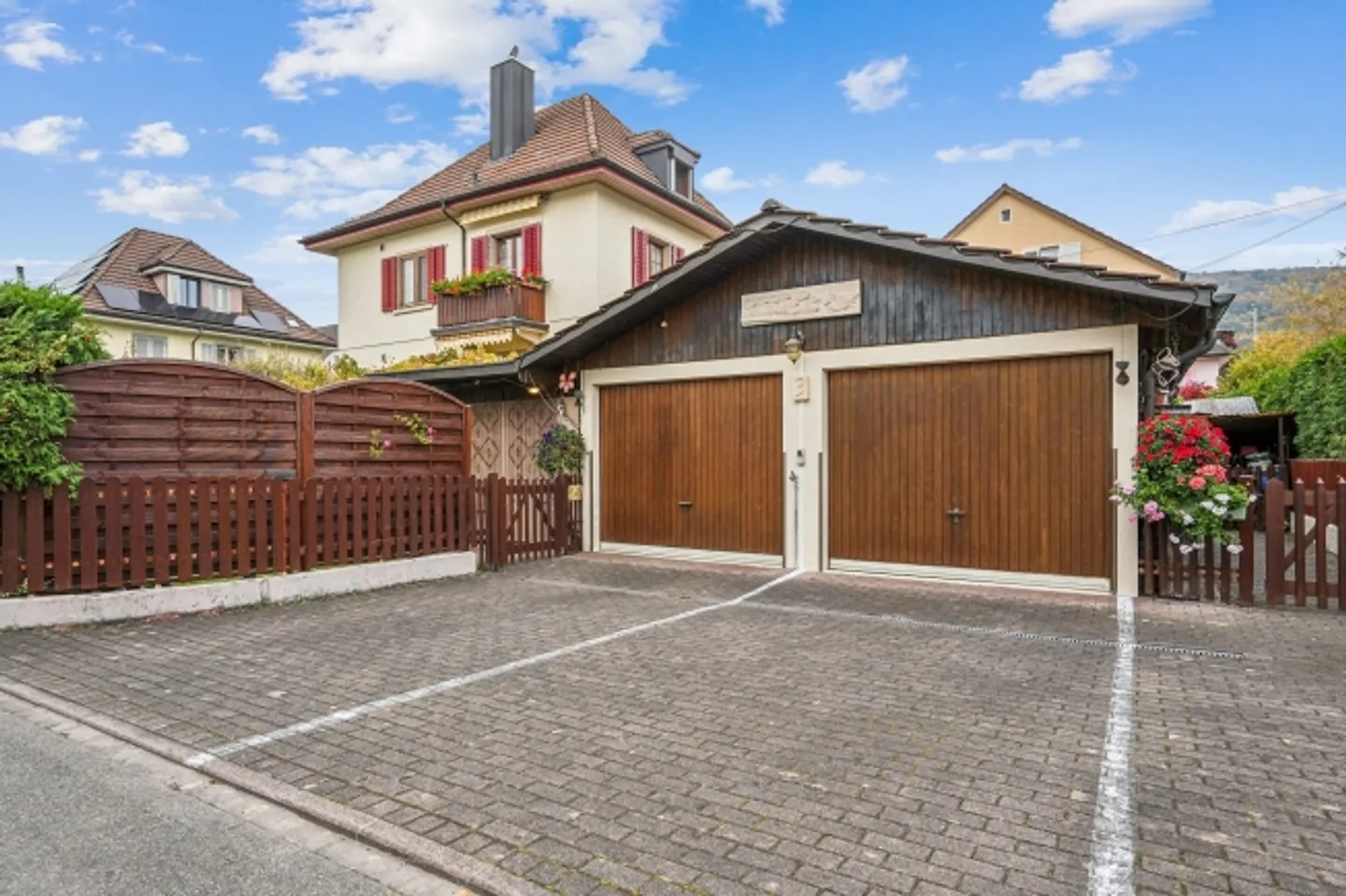 Charming single-family home with comfort and well-kept garden in Wettingen - Photo 4 of 13