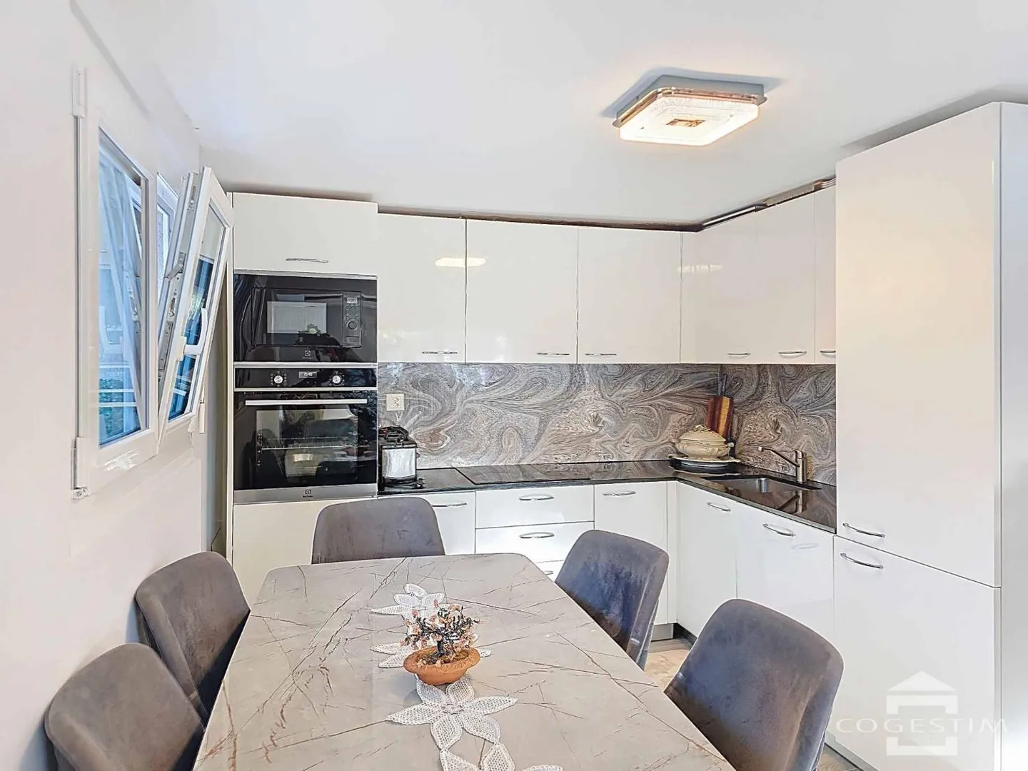 Renovated individual villa with large plot and unobstructed view - Photo 8 of 13